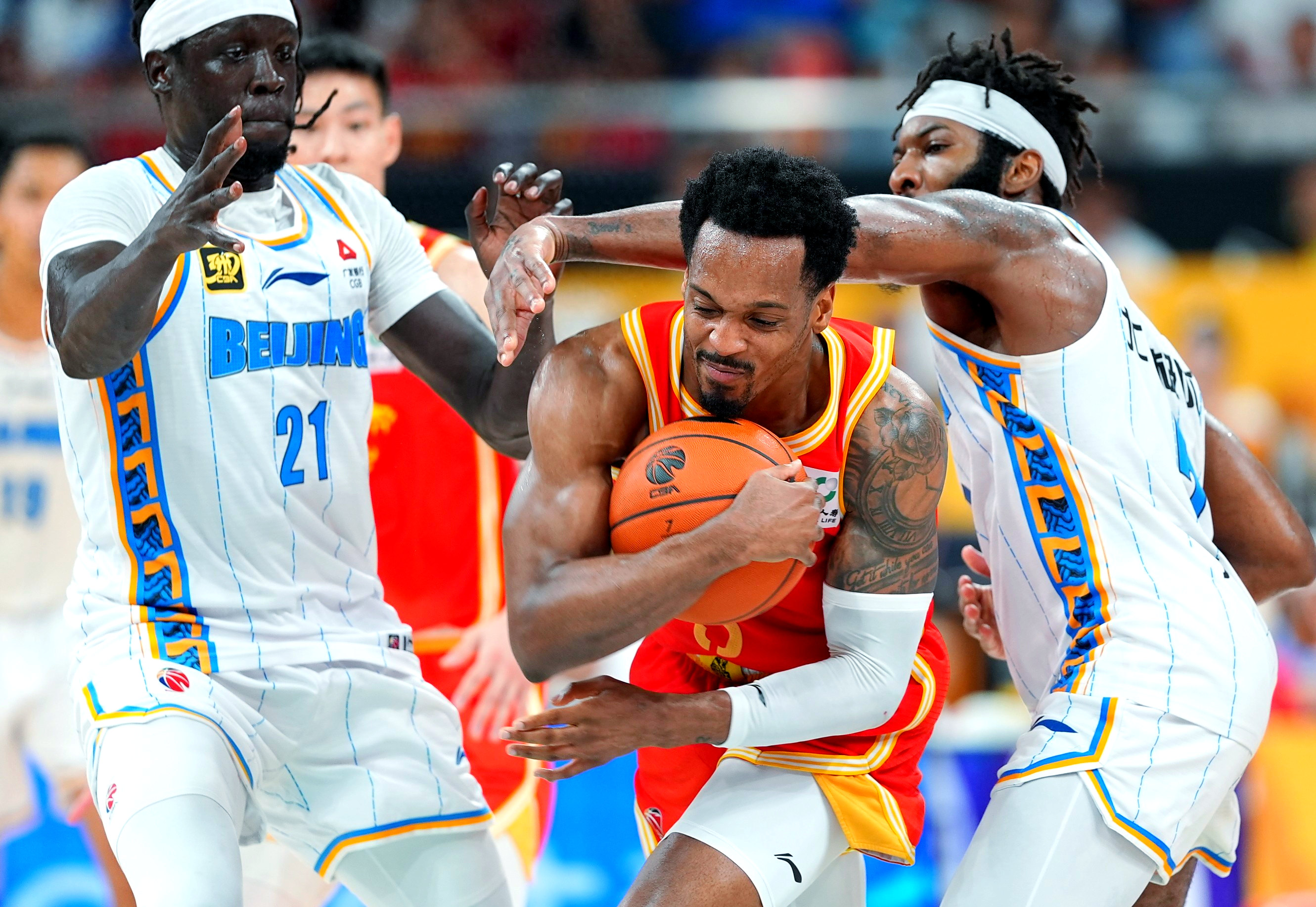 关键时刻CBA常规赛焦点战，广州队队长鼓劲，赛场秩序良好，轮换策略成焦点的简单介绍