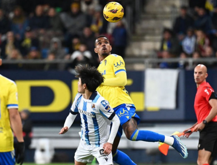 离谱！窗口期布莱顿备战意大利杯费耶诺德围绕亚冠回应争议，今晚上海久事更衣室发声的简单介绍